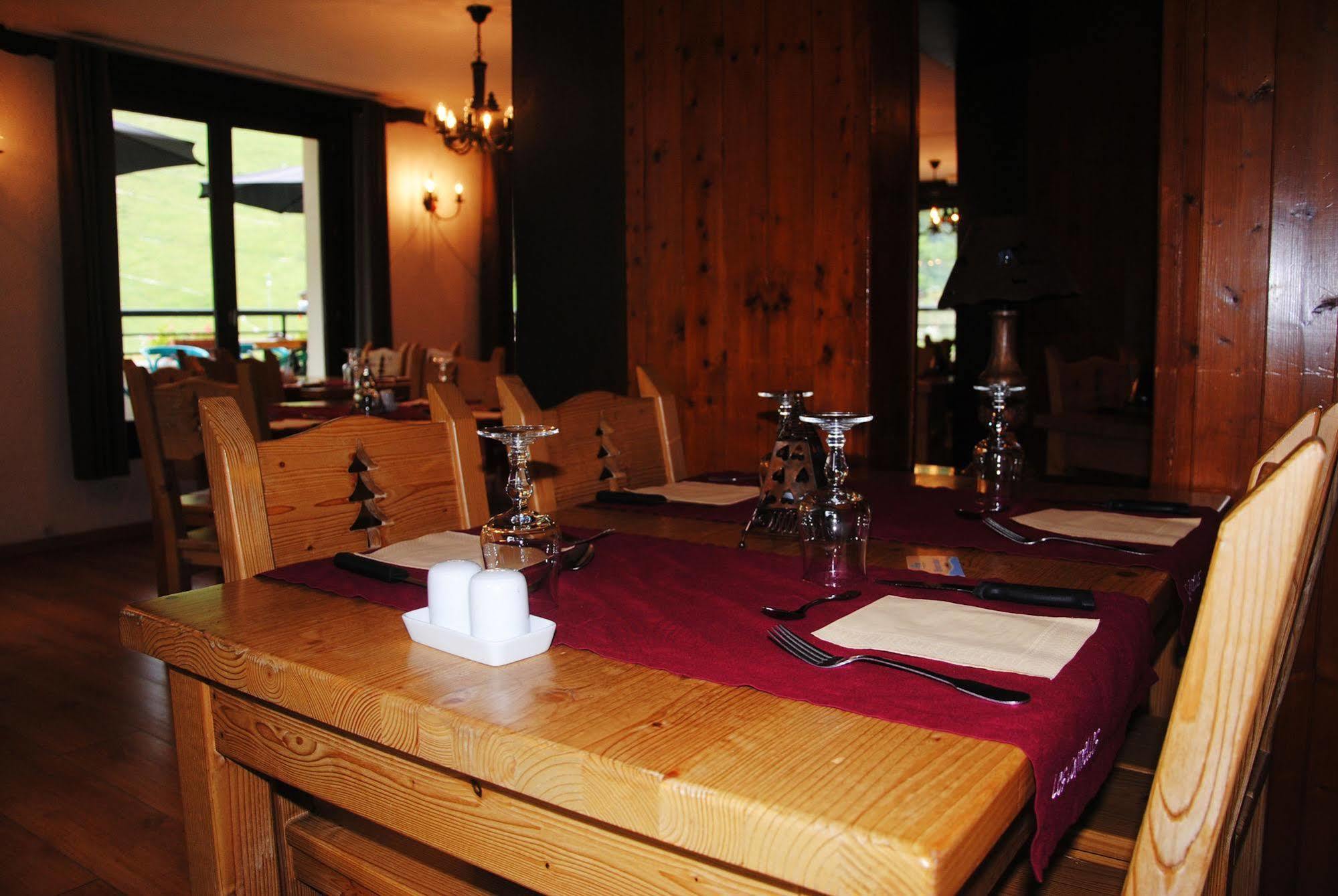 Hotel Les Combelles Châtel Kültér fotó