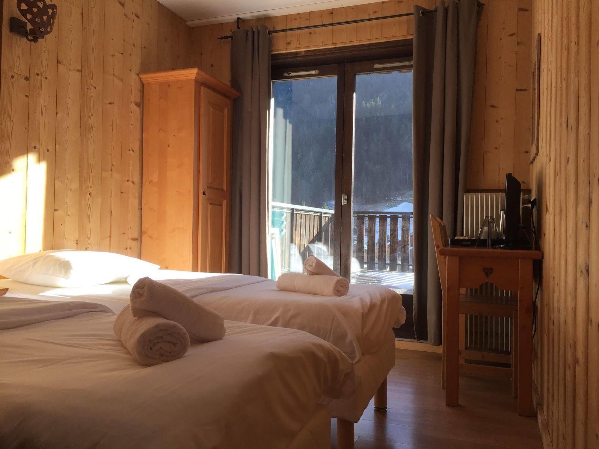 Hotel Les Combelles Châtel Kültér fotó