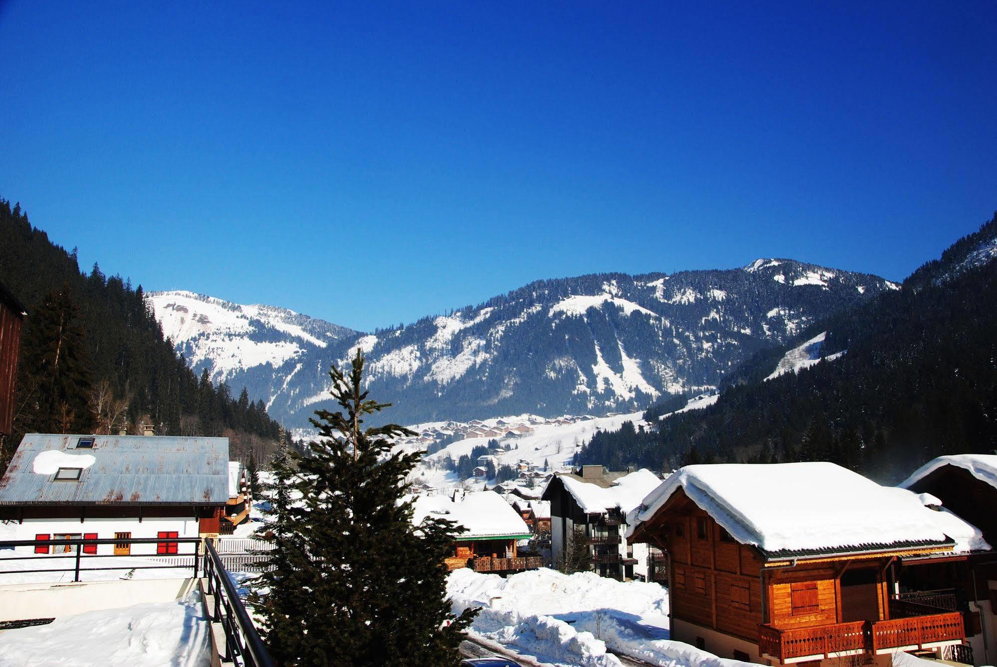 Hotel Les Combelles Châtel Kültér fotó